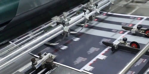 Feuilles d’emballage imprimées passant dans des équipements de production