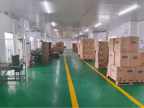 Cartons finis organisés pour l’expédition dans l’usine d’emballages XGolden