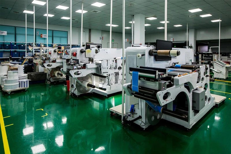 Machines d’impression et de transformation d’étiquettes dans l’atelier de production